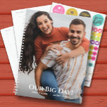 Nuestro planificador de la boda fotográfica en un<br><div class="desc">Planificador de bodas con tu foto favorita en la parte delantera y trasera y personalizado con tus detalles en letras de moda. El planificador incluye diseños mensuales y semanales,  12 meses,  60 páginas con cubiertas frontales y traseras laminadas.</div>