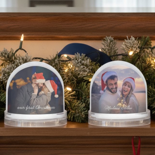 Nuestro primer globo de nieve fotográfica navideña (2-photo Our First Christmas snowglobe for newlywed couples, with custom text and custom names)