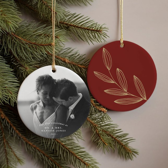Nuestro primer ornamento de cerámica Ruby Sprout d (Our first Christmas couples photo ornament featuring a hand-drawn botanical sprout on ruby red.)