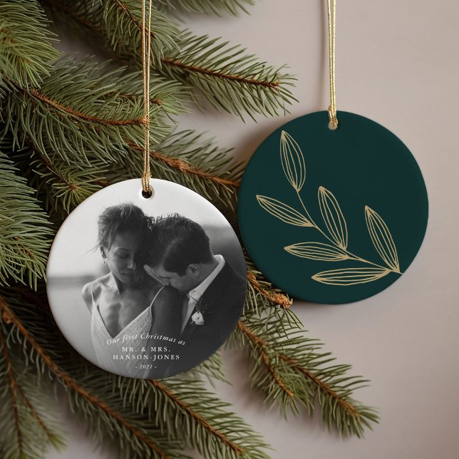 Nuestro primer ornamento de cerámica verde de brot (Our first Christmas couples photo ornament featuring a hand-drawn botanical sprout on green.)