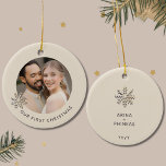 Nuestro primer ornamento navideño recién hecho<br><div class="desc">Celebra tu primera Navidad como una pareja recién casada con este elegante Ornamento de Nuestra Primera Navidad recién casada. El frente de este encantador ornamento cuenta con un brillante copo de nieve de oro con champán en un fondo claro, enmarcando con gusto las palabras "Nuestra primera Navidad". Vuelve a la...</div>