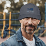 NUEVA DAD - est.2022 Gorra de béisbol bordada<br><div class="desc">Gorra bordado diseñado para aquellos DADS que empiezan su vida como padres en 2022 . Gracioso diseño de texto sobre relaciones familiares de lumirala.</div>