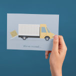 Nueva dirección Moving Truck Cute Blue Invitación<br><div class="desc">Esta nueva y bonita tarjeta postal de cambio de dirección en casa incluye un dibujo de un camión en movimiento con una caja cargada en la parte posterior. Una invitación sencilla y divertida para una familia que se muda a una casa nueva.</div>