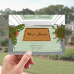 Nueva dirección que hemos movido la Invitación de<br><div class="desc">Ilustracion de puerta delantera con puerta verde con macetas a cada lado y estera de bienvenida sobre alfombra verde.</div>