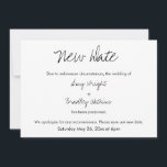 "Nueva fecha" Invitación casual de Boda pospuesto<br><div class="desc">Aquí hay una tarjeta simple para avisar a sus invitados si es necesario cambiar su fecha de boda. Utilice los campos de plantilla para añadir sus datos personales y hacer de este diseño único y moderno su propio diseño. El fondo blanco puede cambiarse a cualquier color que prefiera. También se...</div>