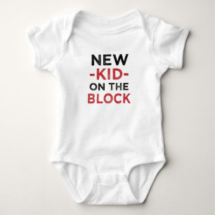 Nueva niña en el bloque graciosa camisa de recién