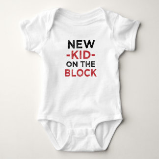 Nueva niña en el bloque graciosa camisa de recién
