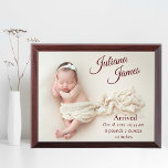 Nueva placa para el anuncio de nacimiento de bebé<br><div class="desc">Presentamos la elegante placa keepsake del anuncio del nacimiento de la foto del bebé, una forma hermosa y atemporal de conmemorar la llegada de tu preciosa pequeña. Esta impresionante placa presenta una foto de alta calidad de su recién nacido en suaves tonos pastel, añadiendo un toque delicado a la estética...</div>