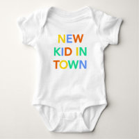 Nuevo niño en camisa de la ciudad