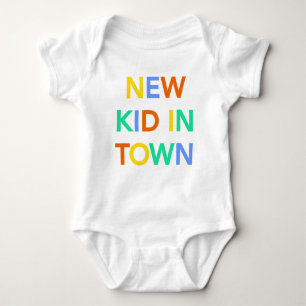 Nuevo niño en camisa de la ciudad