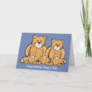 Nuevos trillizos niños con tarjeta de oso