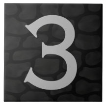 Número de casa en las baldosas cerámicas de piedra