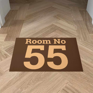 Número de habitación en negrita en un felpudo