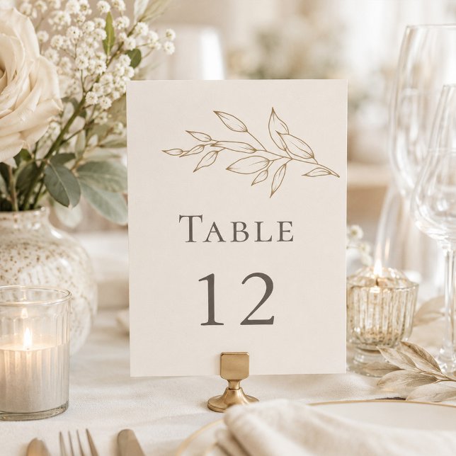 Número de mesa botánico en marfil y oro antiguo (Ivory & Antique Gold Botanical Table Number on an elegant wedding dinner table with flowers)