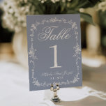 Número de mesa de boda botánico azul polvoriento f<br><div class="desc">Números de mesa de boda botánicos florales elegantes y clásicos de color blanco y azul polvoriento. Como puede ver,  presenta un fondo azul antiguo con letra cursiva blanca que coincide con todo el conjunto. Y marco floral con contorno blanco.</div>