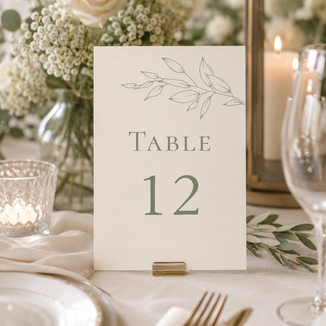 Número de mesa de boda botánico verde salvia (Sage Green Botanical Wedding Table Number on an elegant wedding dinner table)