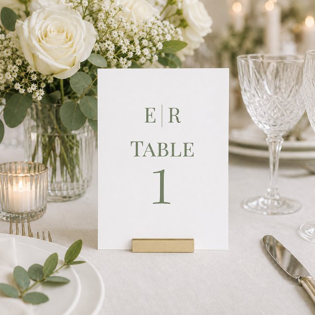 Número de mesa de boda con monograma blanco y oliv (White & Olive Monogram Wedding Table Number on a wedding table with flowers)