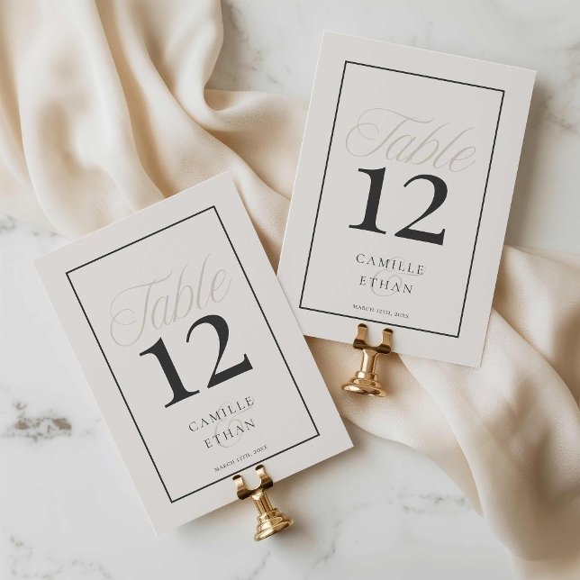Número de mesa de boda con tipografía moderna (Minimal Black with Cream Wedding Table Numbers)
