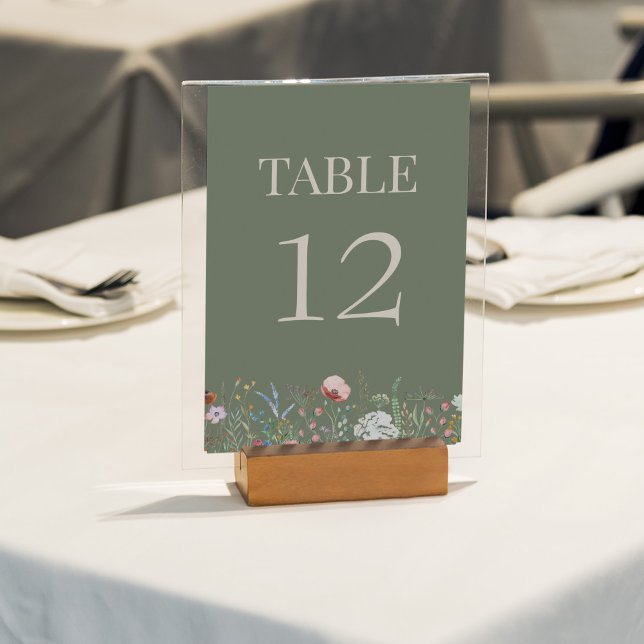 Número de mesa de boda de flor silvestre verde oli (Sage Green Wildflowers Wedding Table Number Card on a sunny outdoor wedding table.)