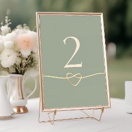 Número de mesa de boda verde salvia con corazón