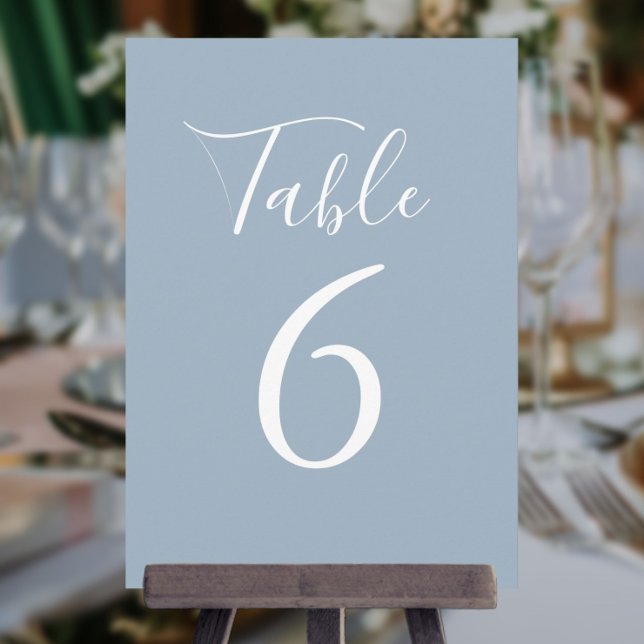 Número de mesa de escritura elegante azul polvorie (Simple Dusty Blue Chic Script Table Number)