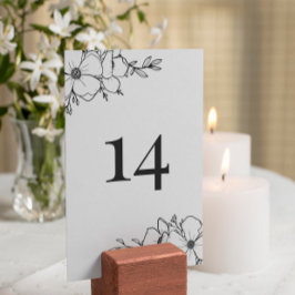 Número de mesa de flores blancas y carbón dibujado