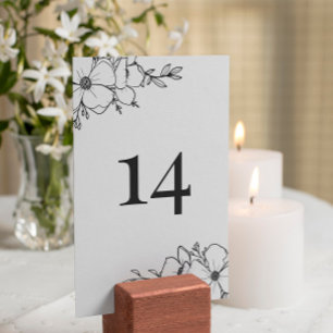 Número de mesa de flores blancas y carbón dibujado