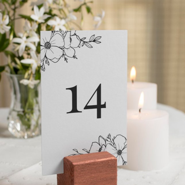 Número de mesa de flores blancas y carbón dibujado (Subido por el creador)