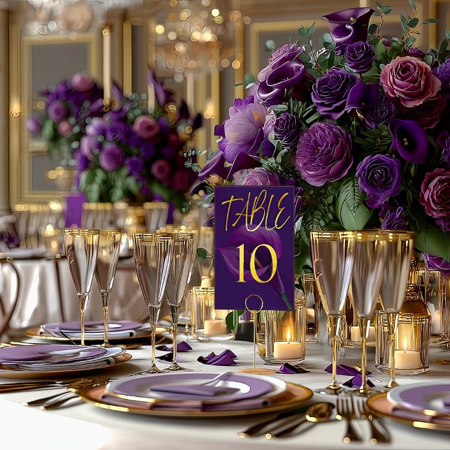 Número de mesa de lirio de calla púrpura moderno y (Striking Purple and Gold Calla Lily Table Number )