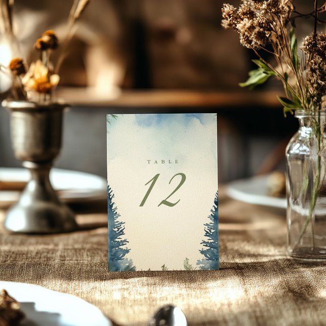 número de mesa de pinos verdes de invierno (Blue and green winter pine trees wedding reception table number card)