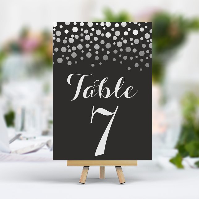 Número de mesa elegante con confeti plateado y neg (Subido por el creador)