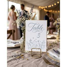 Número de mesa elegante con flor silvestre azul y 