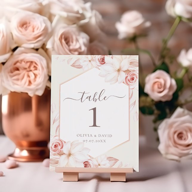 Número de mesa floral beige boho y rosa rubor (Boho Beige and Blush Pink Floral Table Number on a table with pale pink roses.)