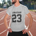 Número de nombre personalizado Mens Sport Jersey T<br><div class="desc">Crea tu propia camiseta para hombres de la camiseta de tu camiseta de fútbol personalizada con nombre y número. Una fresca camisa deportiva de personalizable, es una gran idea de regalo para los hombres. Este equipo deportivo masculino de moda es adecuado para todos los deportes, incluyendo fútbol, fútbol, voleibol, béisbol,...</div>