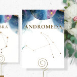 Número de tabla de constelación de Andromeda celes<br><div class="desc">Disfruta de un tema de constelación celeste con nuestros signos de constelación! Colección con muchas constelaciones diferentes de donde elegir, pero si necesita más, por favor siéntase libre de añadir un nombre de constelación diferente a cualquiera de nuestras tarjetas de número de tabla (aunque la tarjeta no tendría la formación...</div>