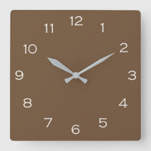 Números blancos en el arco del reloj de pared marr