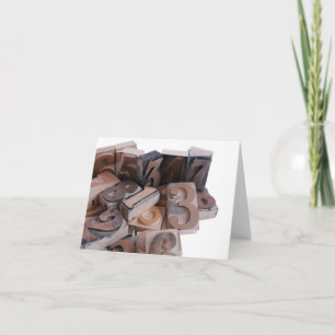 números de letra en tarjeta de nota de madera