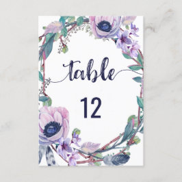 Números de mesa de boda con corona floral y plumas