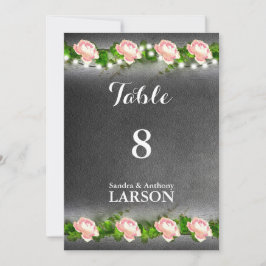 Números de mesa de boda con rosa en pizarra