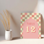 Números de tabla de bodas retro y groovy vintage<br><div class="desc">Este audaz signo de número de tabla boda abarca un tema groovy de los años 70, con florales vibrantes y un patrón a cuadros retro rosados de coral. Perfecto para las parejas que aprecian el encanto vintage con un toque moderno. Ideal para bodas de inspiración retro, boho o verano, esta...</div>