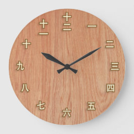 Números kanji en reloj de pared de madera clara