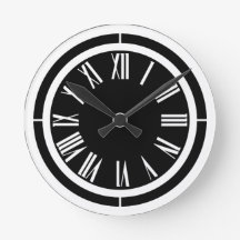 Numerosos romanos blancos en el reloj de pared neg