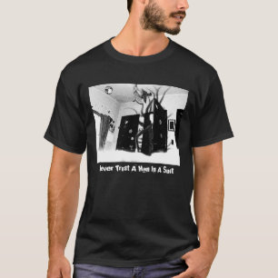 Nunca confíe en a un hombre en una camiseta de