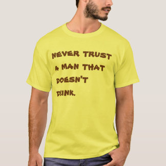 Nunca confíe en a un hombre que no beba.  Camiseta