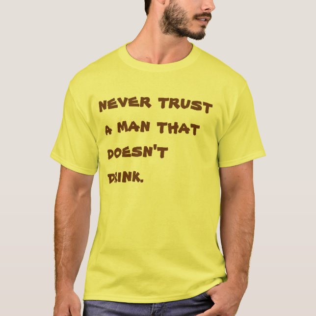 Nunca confíe en a un hombre que no beba.  Camiseta (Anverso)