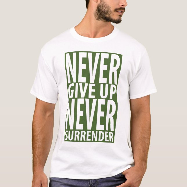 Nunca dé para arriba la camiseta de los hombres (Anverso)