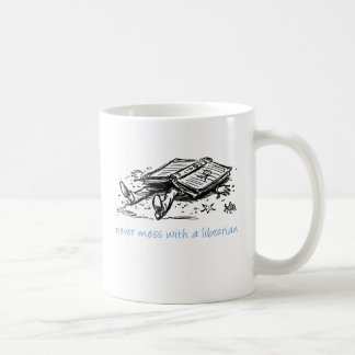Nunca ensucie con una taza del bibliotecario