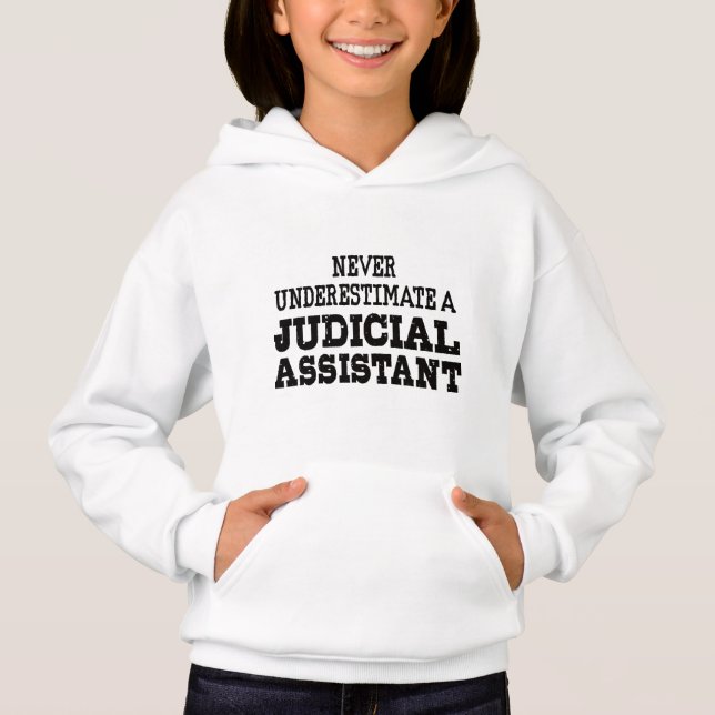 Nunca subestimes a un asistente judicial (Anverso)