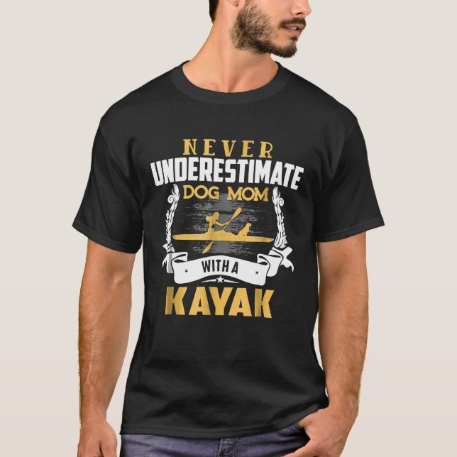 Nunca Subestimes A Un Perro Kayak Mamá Camiseta (Anverso)