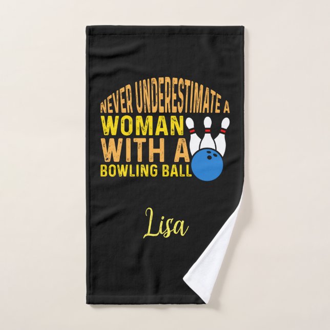 Nunca subestimes a una mujer con boliche (Toalla de mano)